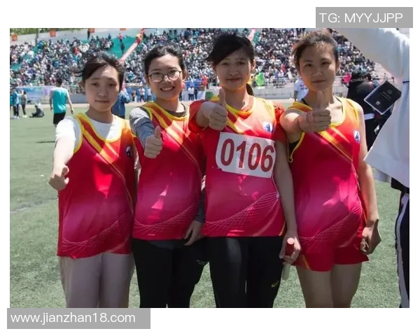 与踢足球女友一起追逐梦想的青春岁月与激情瞬间